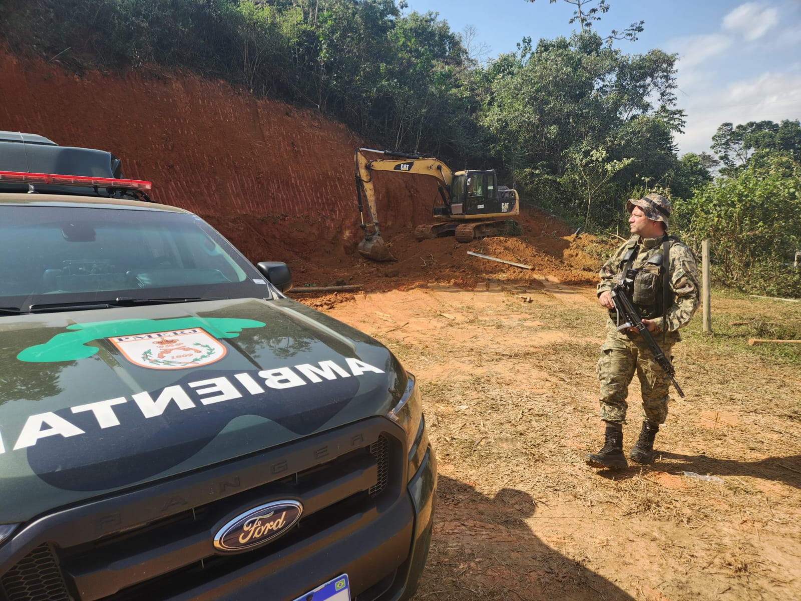 Polícia identifica extração mineral e corte de talude em Xerém 